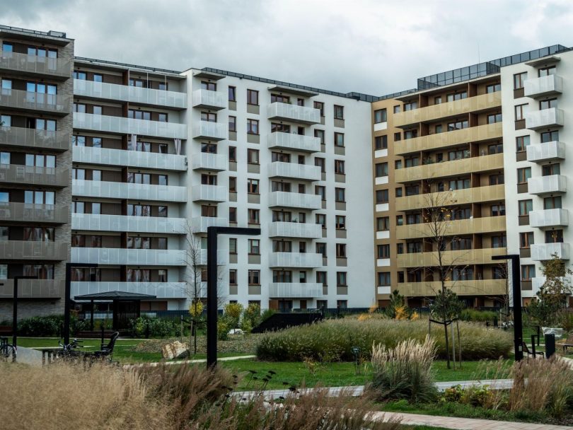 Técnico uniformizado aplicando método de dedetização sem cheiro em ambiente interno residencial